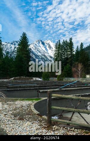 Leavenworth, WA / Stati Uniti - 9 aprile 2021: Piste vuote sotto il bellissimo paesaggio montano al Leavenworth National Fish Hatchery Foto Stock