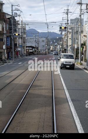 KYOTO, GIAPPONE - 12 dicembre 2019: Kyoto, Giappone - 26 novembre 2019: Ferrovia lungo la linea Randen Kitano a Kyoto. Opera con la ferrovia elettrica privata Keifuku Foto Stock