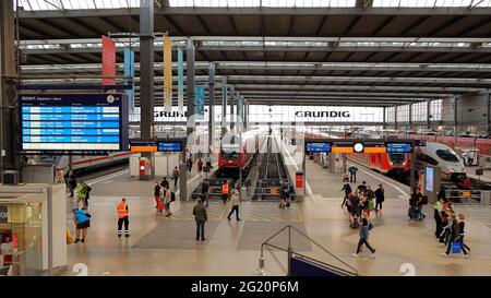 Stazione ferroviaria centrale di Monaco nel centro città - MONACO, GERMANIA - 03 GIUGNO 2021 Foto Stock