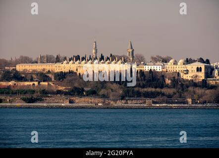 Vista dalla costa di Sarayburnu, la penisola storica e le cupole del Palazzo Topkapi a Istanbul Foto Stock