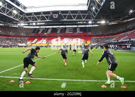 Duesseldorf, Germania. 07 giugno 2021. Calcio: Campionato europeo, partite internazionali, Germania - Lettonia nella Merkur Spiel-Arena. Il team tedesco si sta riscaldando. NOTA IMPORTANTE: In conformità alle normative della DFL German Football League e della DFB German Football Association, è vietato utilizzare o utilizzare fotografie scattate nello stadio e/o della partita sotto forma di sequenze di immagini e/o serie di foto simili a video. Credit: Federico Gambarini/dpa/Alamy Live News Foto Stock