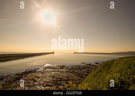 Alba sull'ingresso del porto di Tynemouth a Tyne and Wear, Regno Unito Foto Stock