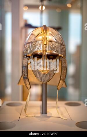 Una replica del casco Sutton Hoo, il British Museum, Londra UK Foto Stock