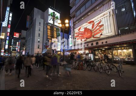 OSAKA,, Giappone - 26 Dicembre 2019: Osaka, Giappone- 28 Novembre, 2019: Passeggiata turistica nella via dello shopping di Dotonbori. Foto Stock