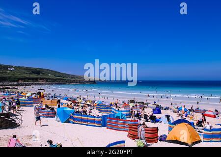 Folla turistica alla spiaggia, vacanze in banca a metà mandato, Porthmeor spiaggia, St. Ives, Cornovaglia, Regno Unito, Maggio 2021 Foto Stock