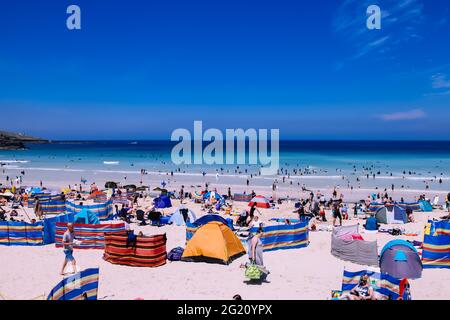 Folla turistica alla spiaggia, vacanze in banca a metà mandato, Porthmeor spiaggia, St. Ives, Cornovaglia, Regno Unito, Maggio 2021 Foto Stock