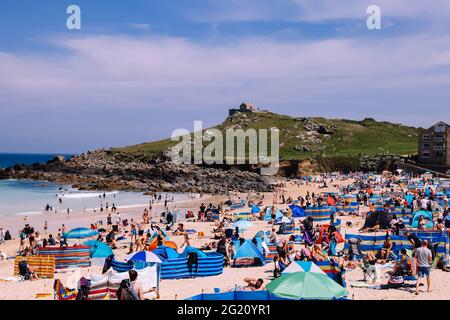 Folla turistica alla spiaggia, vacanze in banca a metà mandato, Porthmeor spiaggia, St. Ives, Cornovaglia, Regno Unito, Maggio 2021 Foto Stock