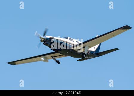 Piper PA-46-350P Malibu Mirage Plane N955SH volare in cielo azzurro sull'aeroporto di Southend, Essex, Regno Unito. Velivolo turboelica a motore singolo Foto Stock