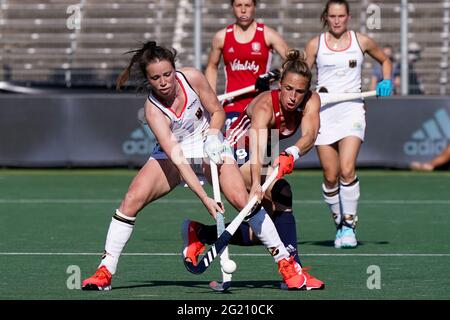 AMSTELVEEN, PAESI BASSI - 7 GIUGNO: Amelie Wortmann di Germania e Susannah Townsend di Inghilterra combattono per possesso durante la partita dei Campionati europei di Hockey tra Inghilterra e Germania allo stadio Wagener il 7 giugno 2021 ad Amstelveen, Paesi Bassi (Foto di Jeroen Meuwsen/Orange Pictures) Foto Stock