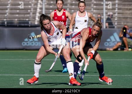 AMSTELVEEN, PAESI BASSI - 7 GIUGNO: Amelie Wortmann di Germania e Susannah Townsend di Inghilterra combattono per possesso durante la partita dei Campionati europei di Hockey tra Inghilterra e Germania allo stadio Wagener il 7 giugno 2021 ad Amstelveen, Paesi Bassi (Foto di Jeroen Meuwsen/Orange Pictures) Foto Stock