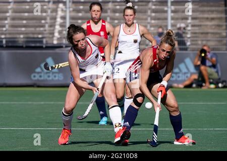 AMSTELVEEN, PAESI BASSI - 7 GIUGNO: Amelie Wortmann di Germania e Susannah Townsend di Inghilterra combattono per possesso durante la partita dei Campionati europei di Hockey tra Inghilterra e Germania allo stadio Wagener il 7 giugno 2021 ad Amstelveen, Paesi Bassi (Foto di Jeroen Meuwsen/Orange Pictures) Foto Stock