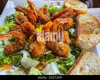 Gamberi impanati, stagionato accompagnato da un letto di lattuga e pane con burro, frutti di mare. Piatto gourmet Maricos. Piatto gourmet, cibo, cibo, pasti, cibo. (Foto di Luis Gutierrez / Norte Photo) Camarones empazinados, capeados acompannado de una cama lechuga y pan con mantequilla comida del mar. Platillo gurmet Maricos. Platillo gourmet, Alimentos, comida, Comidas, food. (Foto di Luis Gutierrez/ Norte Photo) Foto Stock