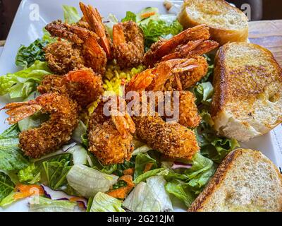 Gamberi impanati, stagionato accompagnato da un letto di lattuga e pane con burro, frutti di mare. Piatto gourmet Maricos. Piatto gourmet, cibo, cibo, pasti, cibo. (Foto di Luis Gutierrez / Norte Photo) Camarones empazinados, capeados acompannado de una cama lechuga y pan con mantequilla comida del mar. Platillo gurmet Maricos. Platillo gourmet, Alimentos, comida, Comidas, food. (Foto di Luis Gutierrez/ Norte Photo) Foto Stock