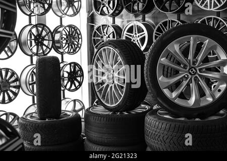 Anapa, Russia - 05,22,2021: Negozio vendita dischi, cerchi in lega, cerchi in gomma. Vetrina con dischi e ruote di marchi diversi. Foto Stock