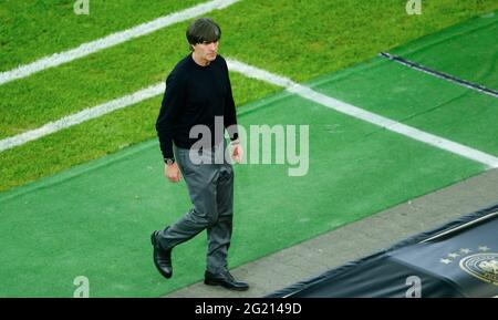 Duesseldorf, Germania. 07 giugno 2021. Calcio: Campionato europeo, partite internazionali, Germania - Lettonia nella Merkur Spiel-Arena. Allenatore nazionale Joachim Löw. NOTA IMPORTANTE: In conformità con le norme del DFL Deutsche Fußball Liga e del DFB Deutscher Fußball-Bund, è vietato utilizzare o utilizzare fotografie scattate nello stadio e/o della partita sotto forma di sequenze di immagini e/o serie di foto simili a video. Credit: Thilo Schmürgen/Reuters Pool/dpa/Alamy Live News Foto Stock