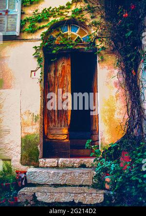 Immagine di una porta medievale nel centro del vecchio villaggio di la Turbie, Francia Foto Stock