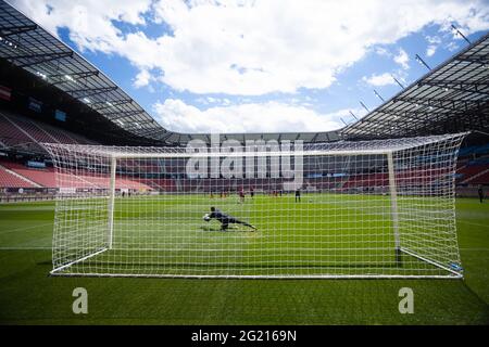 Klagenfurt, Austria - 16.05.2021: Il portiere prende la palla al riscaldamento prima della partita di calcio Foto Stock