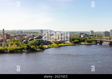 Canada, Ottawa - 23 maggio 2021: Vista panoramica del fiume Ottawa e Gatineau città di Quebec in Canada dalla collina in una giornata estiva di sole Foto Stock