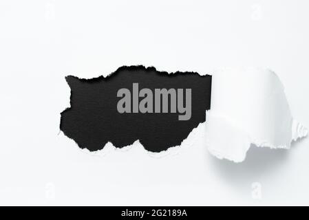 Carta stract semplice da strappo che mostra sfondo conspectus foglio piatto che presenta un altro sfondo contorno pad che mostra storia reale rivela nota spezzata Foto Stock