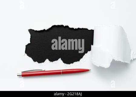 Carta da strappo semplice astratta che mostra lo sfondo con la penna conspectus foglio piatto che presenta un altro sfondo e matita contorno pad che mostra la storia reale Foto Stock