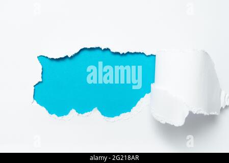 Carta stract semplice da strappo che mostra sfondo conspectus foglio piatto che presenta un altro sfondo contorno pad che mostra storia reale rivela nota spezzata Foto Stock