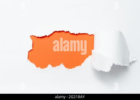 Carta stract semplice da strappo che mostra sfondo conspectus foglio piatto che presenta un altro sfondo contorno pad che mostra storia reale rivela nota spezzata Foto Stock