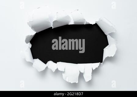 Carta stract semplice da strappo che mostra sfondo conspectus foglio piatto che presenta un altro sfondo contorno pad che mostra storia reale rivela nota spezzata Foto Stock