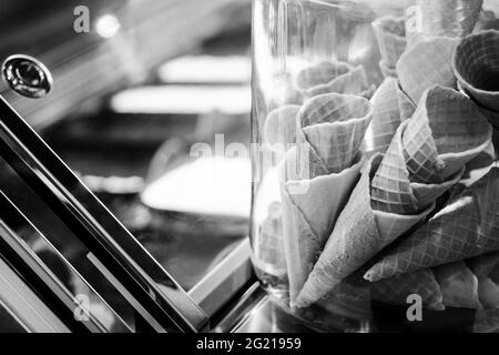 i tradizionali coni di cialda di gelato italiano in negozio mostrano dettagli in bianco e nero Foto Stock