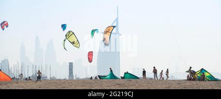Spiaggia con kitesurf a Jumeirah Beach a Dubai Foto Stock