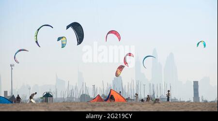 Spiaggia con kitesurf a Jumeirah Beach a Dubai Foto Stock