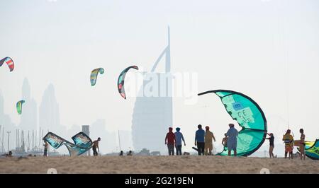 Spiaggia con kitesurf a Jumeirah Beach a Dubai Foto Stock