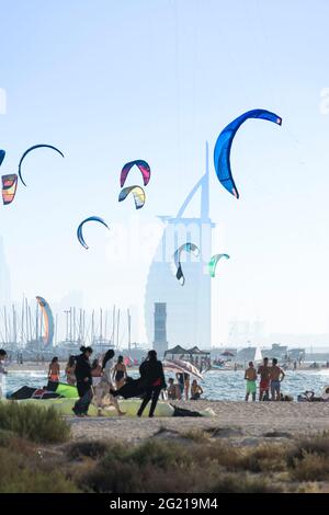 Spiaggia con kitesurf a Jumeirah Beach a Dubai Foto Stock