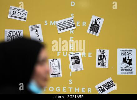 Londra, Inghilterra, Regno Unito. 7 Giugno 2021. La polizia ha sfratto i manifestanti anti anti-vaccino dal suo edificio Master's Voice di Oxford Street che stanno squattando da sabato sera. Credit: Tayfun Salci/ZUMA Wire/Alamy Live News Foto Stock