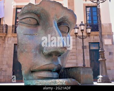 Grande scultura di un volto di Igor Mitoraj di fronte al Teatro Guimera, Santa Cruz de Tenerife, Isole Canarie, Europa. Foto Stock