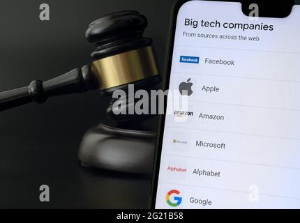 Concetto di regolamentazione fiscale Big Tech. Smartphone con l'elenco delle aziende (definizione di Google di Big Tech) posizionato accanto al gavel giudice. Stafford, Unite Foto Stock