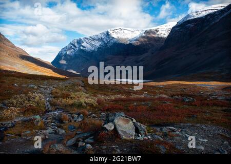 Un sentiero roccioso che collega il sentiero Kungsleden e la stazione di Kebnekaise, Lapponia, Svezia, settembre 2020 Foto Stock