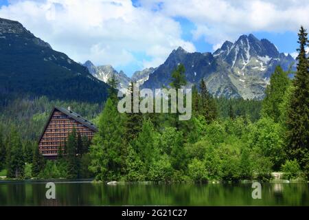 Lago di montagna Strbske Pleso e alti Tatra in Slovacchia Foto Stock