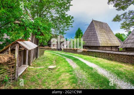 Sighetu Marmatiei, Romania. Il vecchio villaggio in Maramures, rumeno tradizionale stile architettonico, la vita in campagna. Foto Stock