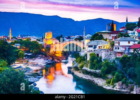 Mostar, Bosnia Erzegovina. Stari Most, vecchio ponte ottomano e o la città vecchia, penisola balcanica viaggio panoramico Foto Stock