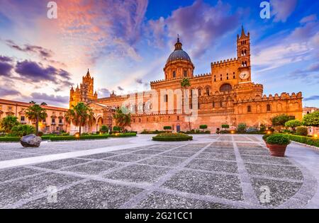 Palermo, Italia. Tramonto con la Cattedrale Normanna, viaggio in Sicilia. Foto Stock