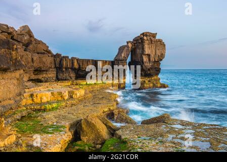 Portland Bill, Dorset, Regno Unito. 7 giugno 2021. Regno Unito Meteo. Pulpit Rock a Dusk a Portland Bill sulla Dorset Jurassic Coast alla fine di una calda giornata di sole. Picture Credit: Graham Hunt/Alamy Live News Foto Stock