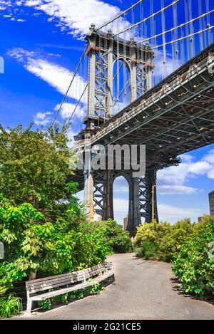 New York City, Stati Uniti. Brooklyn vecchi edifici e Washington Bridge a Dumbo. Foto Stock