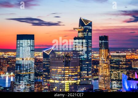 New York City, USA - tramonto colorato con lo skyline di Manhattan, Grande Mela negli Stati Uniti d'America. Foto Stock