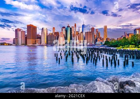 New York. Splendida vista dello skyline di Lower Manhattan da Brooklyn, Stati Uniti d'America. Foto Stock