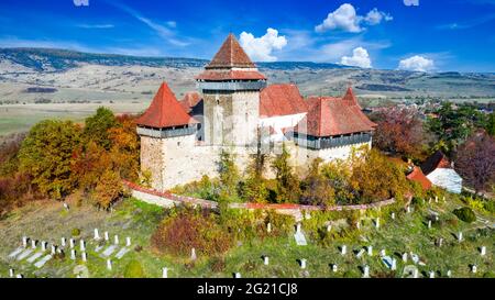 Viscri, Romania. Chiesa sassone medievale in Transilvaqnia costruita con muri in pietra, patrimonio mondiale. Foto Stock