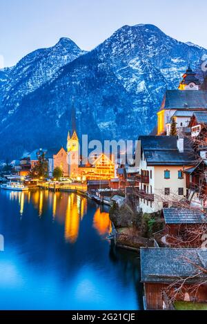 Hallstatt, Austria - Foto panoramica, veduta da cartolina del famoso villaggio montano di Hallstatt nell'alta Austria, regione del Salzkammergut. Foto Stock