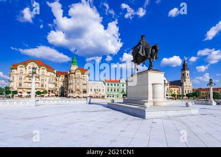 Oradea, Romania. Union Square nella famosa città art nouveau. Destinazione turistica della storica Crisana, Transilvania. Foto Stock