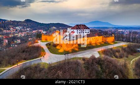 Brasov, Romania. Tramonto nuvoloso vista aerea della Cittadella, fortezza medievale della Transilvania. Foto Stock