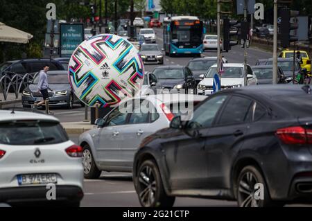 Bucarest, Romania - 06 giugno 2021: Un gigante ufficiale UEFA EURO 2020 pallone è presentato in una grande intersezione di Bucarest. Foto Stock