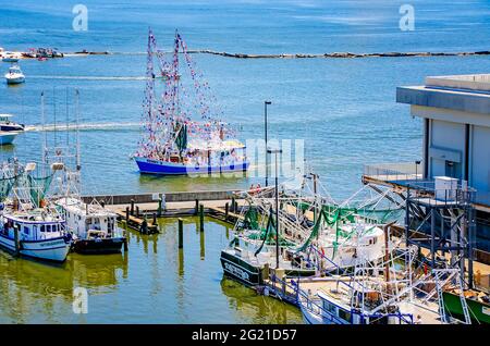 Il battello per gamberi Kenny B passa al porto di Biloxi Small Craft durante la 92esima benedizione annuale della flotta, il 30 maggio 2021, a Biloxi, Mississippi. Foto Stock